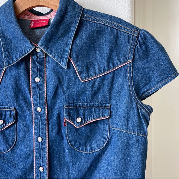 Levi’s Cherry Button Denim Raw Hem Western Short Sleeve Top Size Large - Picture 4 of 10